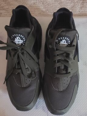 Nike Men’s Olive Green and Black Huarache Sneakers